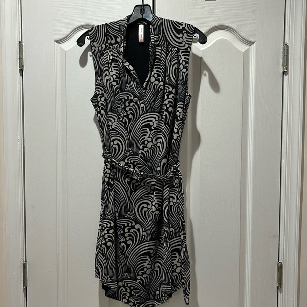 Sweet Pea M black/white sleeveless bold print lined nylon stretchy belt euc